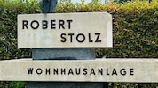 Jetzt ist auch die Robert Stolz-Siedlung „unter der Haube“. Glück für die Mieter: Sie wurde von ...