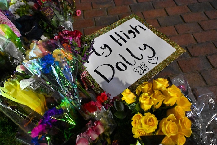 Fans legten bei der Bronzestatue von Dolly Parton in Sevierville, Tennessee, Blumen und Karten ...