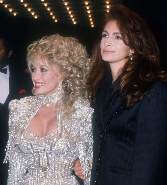 Dolly Parton und Julia Roberts standen für den Film „Magnolien aus Stahl“ gemeinsam vor der ...