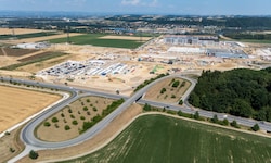 Auf diesem 70 Hektar großen Areal baut Google eine Serverfarm und die Drogeriemarkt-Kette dm ein ...