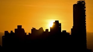 Sonnenaufgang über der Stadtsilhouette von Panama City