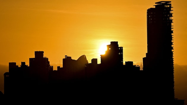 Sonnenaufgang über der Stadtsilhouette von Panama City