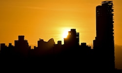 Sonnenaufgang über der Stadtsilhouette von Panama City