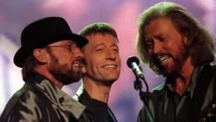 Barry Gibb (r.) hier noch mit seinen mittlerweile verstorbenen Brüdern bei einem gemeinsamen ...