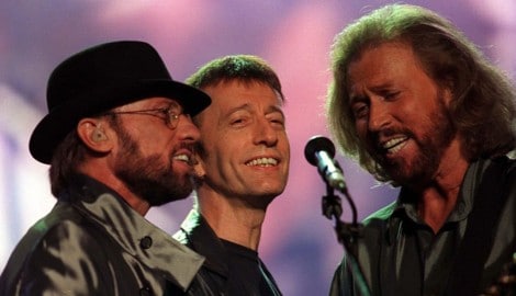 Barry Gibb (r.) hier noch mit seinen mittlerweile verstorbenen Brüdern bei einem gemeinsamen ...