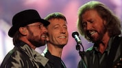 Barry Gibb (r.) hier noch mit seinen mittlerweile verstorbenen Brüdern bei einem gemeinsamen ...