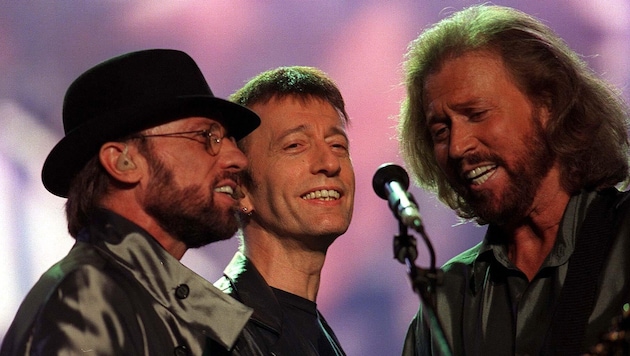 Barry Gibb (r.) hier noch mit seinen mittlerweile verstorbenen Brüdern bei einem gemeinsamen ...
