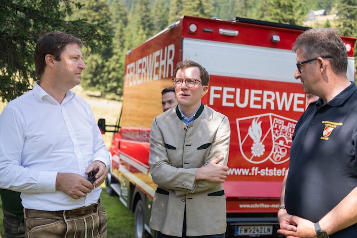 Mylius flankiert von Branddirektor Mayer (re.) und Eigentümer Mayr-Melnhof (li.) beim ...