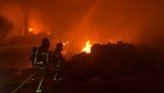 Die Berufsfeuerwehr rückte mitten in der Nacht aus.