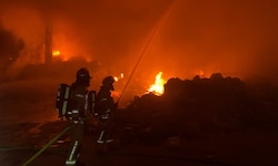 Die Berufsfeuerwehr rückte mitten in der Nacht aus.