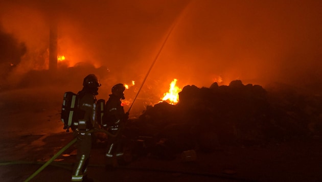 Die Berufsfeuerwehr rückte mitten in der Nacht aus.