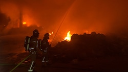 Die Berufsfeuerwehr rückte mitten in der Nacht aus.