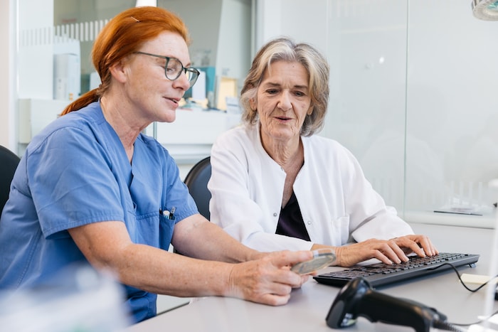 Regina Fischer (links), Mitarbeiterin im Mikrobiologie-Labor am LKH Feldkirch, mit Oberärztin ...