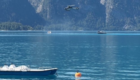 Der Flieger dürfte rasch in große Tiefe gesunken sein. Von der Wasseroberfläche aus war er für ...