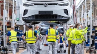 der Vorstand von VW hat einem Bericht zufolge entschieden, dass vier Werke geschlossen werden. ...