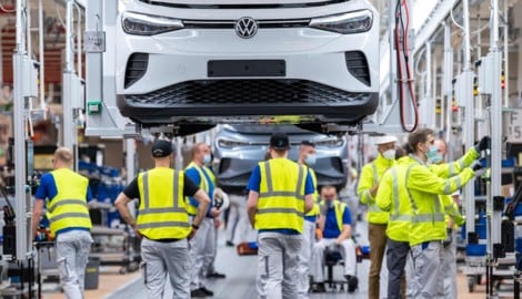 der Vorstand von VW hat einem Bericht zufolge entschieden, dass vier Werke geschlossen werden. ...