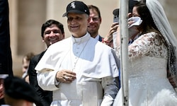 Die „Vanity Fair“ kürt Papst Leo für seinen unkonventionellen Stil – etwa, weil er gerne ...