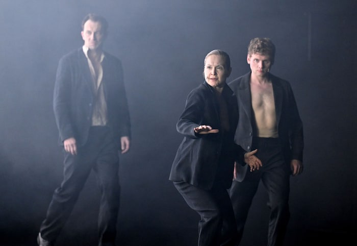 Ein Glücksfall: Ritualisierter und rhythmisierter Faust auf der Pernerinsel: Steven Scharf und ...