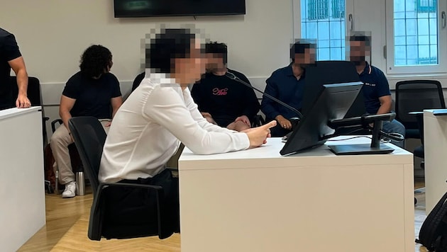 Der 28-Jährige sitzt im Wiener Landl – rundherum die dutzenden Geschädigten.