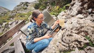 Hannes Wallner Mit einem Becher misst Maja die Schüttung der Wasserquelle.