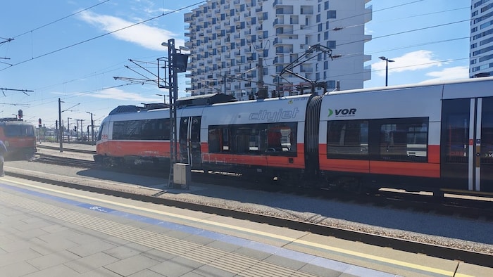 Der Personenzug wurde an der Seite beschädigt.