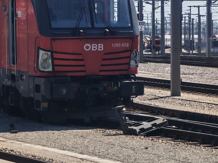 Der Güterzug entgleiste bei dem Crash.