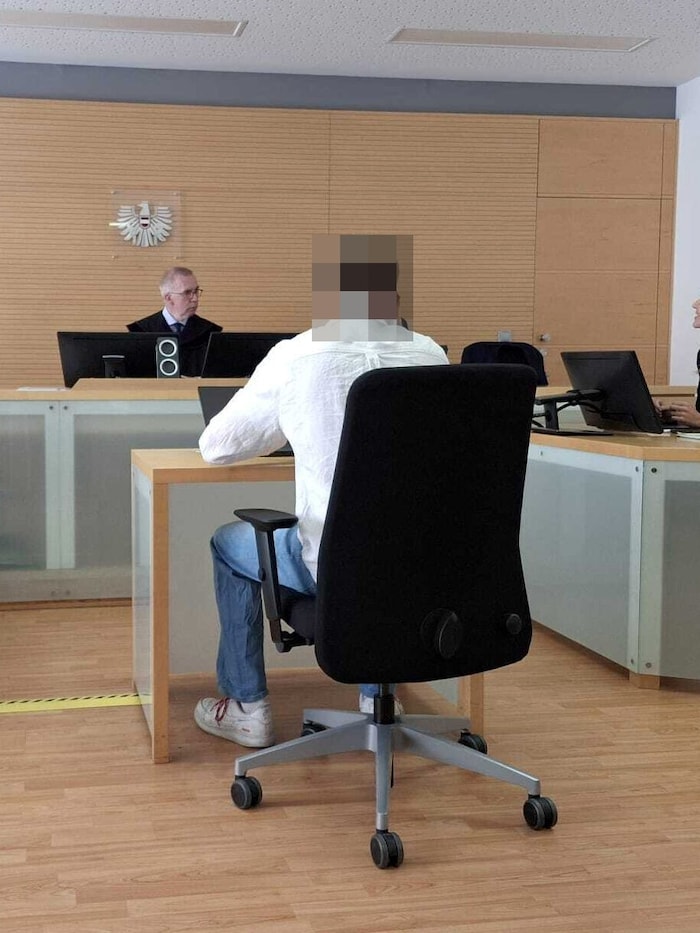 Der Angeklagte vor Richter Andreas Fleckl beim Prozess.