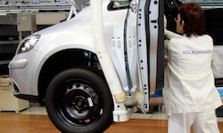 Laut Insiderinnen und Insidern liegen bereits Pläne vor, wie die VW-Werke Emden und Zwickau vor ...