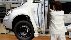 Laut Insiderinnen und Insidern liegen bereits Pläne vor, wie die VW-Werke Emden und Zwickau vor ...