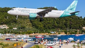 Der Flughafen von Skiathos gehört zu den gefährlichsten Planespotting-Orten auf der Welt – jedes ...
