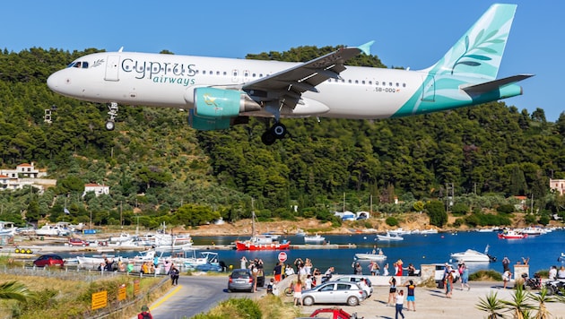 Der Flughafen von Skiathos gehört zu den gefährlichsten Planespotting-Orten auf der Welt – jedes ...