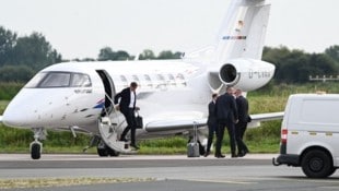 VW-Chef Oliver Blume (beim Aussteigen aus dem Flugzeug) hat die Beschäftigten im Werk in Emden ...