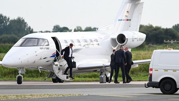 VW-Chef Oliver Blume (beim Aussteigen aus dem Flugzeug) hat die Beschäftigten im Werk in Emden ...