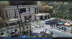 Die heftige Sturzflut in Nepal riss bislang unzählige Menschen mit sich.