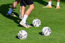 Rabiat ging es bei einer „Aussprache“ in der Kabine des Fußballklubs zu.