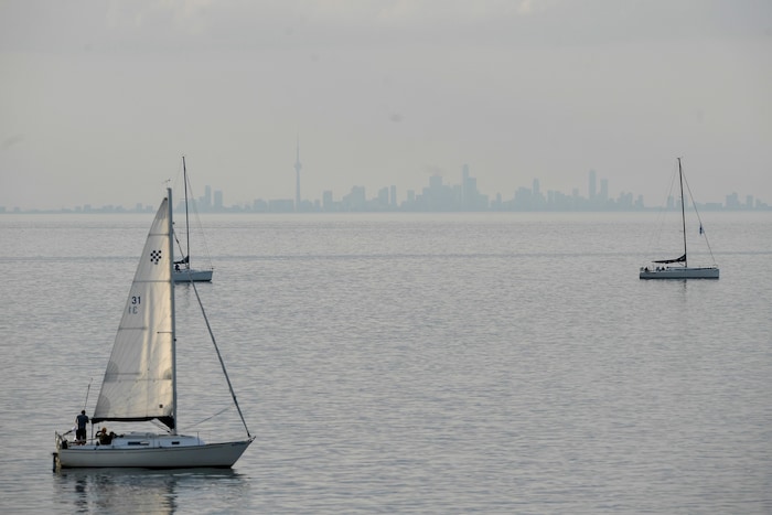 Der Ontariosee, dahinter die Skyline von Torono, die Hauptstadt der kanadischen Provinz Ontario
