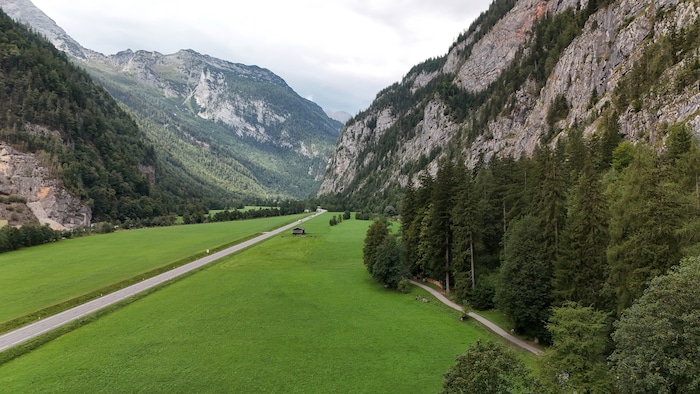 Die B311 führt pfeilgerade durch das Saalachtal.