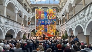 Aus allen Nähten platzt das prächtige St. Veiter Rathaus, wenn die Trigonale den Ton angibt.