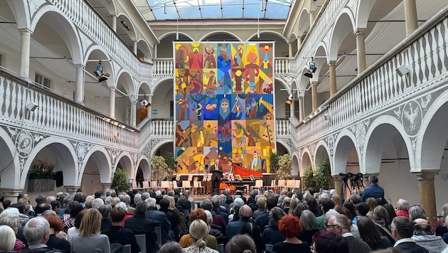 Aus allen Nähten platzt das prächtige St. Veiter Rathaus, wenn die Trigonale den Ton angibt.