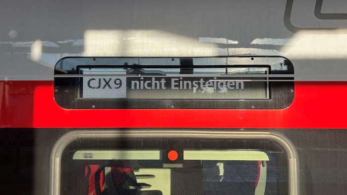Bitte nicht einsteigen. Züge standen am Bahnhof Meidling, fuhren aber nicht.