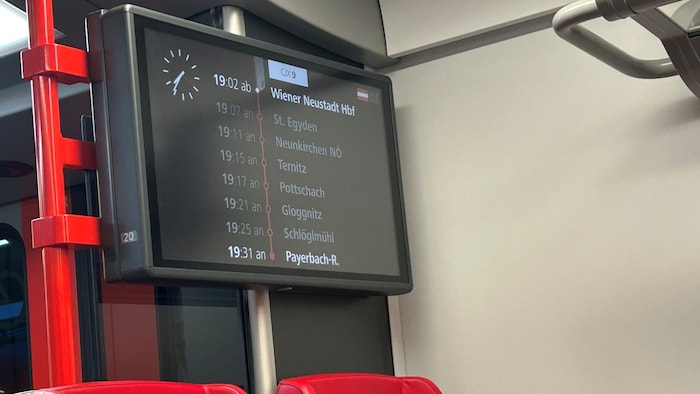 Unzuverlässige Anzeigetafeln: Um 19.36 Uhr zeigte der Schirm im Zug noch immer die ursprüngliche ...