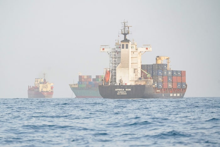 Bab al-Mandeb zählt zu den wichtigsten Schifffahrtsstraßen der Welt und verbindet das Rote Meer ...