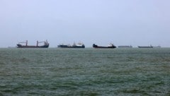 Vor Sri Lanka, Pakistan und Malaysia liegen Tanker, weil die iranischen Häfen blockiert sind. ...