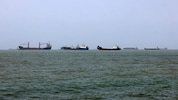Vor Sri Lanka, Pakistan und Malaysia liegen Tanker, weil die iranischen Häfen blockiert sind. ...