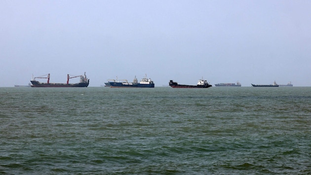 Vor Sri Lanka, Pakistan und Malaysia liegen Tanker, weil die iranischen Häfen blockiert sind. ...