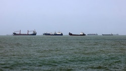 Vor Sri Lanka, Pakistan und Malaysia liegen Tanker, weil die iranischen Häfen blockiert sind. ...