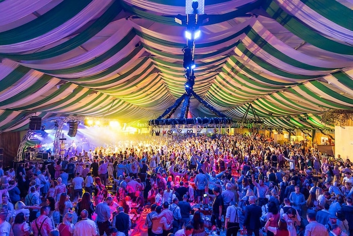Echte Wiesn-Gaudi lockt die Gäste abends in die Festzelte.