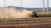 Staubige Felder und trockene Wiesen gehören aktuell zum traurigen Bild der Landwirtschaft.