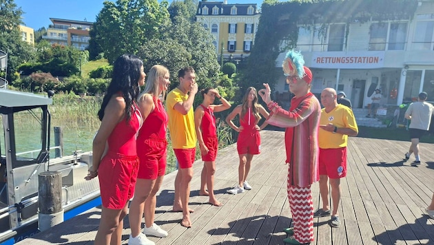 Julian FM Stoeckel und Christoph Fälbl teilen die Rettungsschwimmer ein.