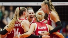 Jubel bei unseren Volleyball-Frauen über zwei gewonnene Sätze.